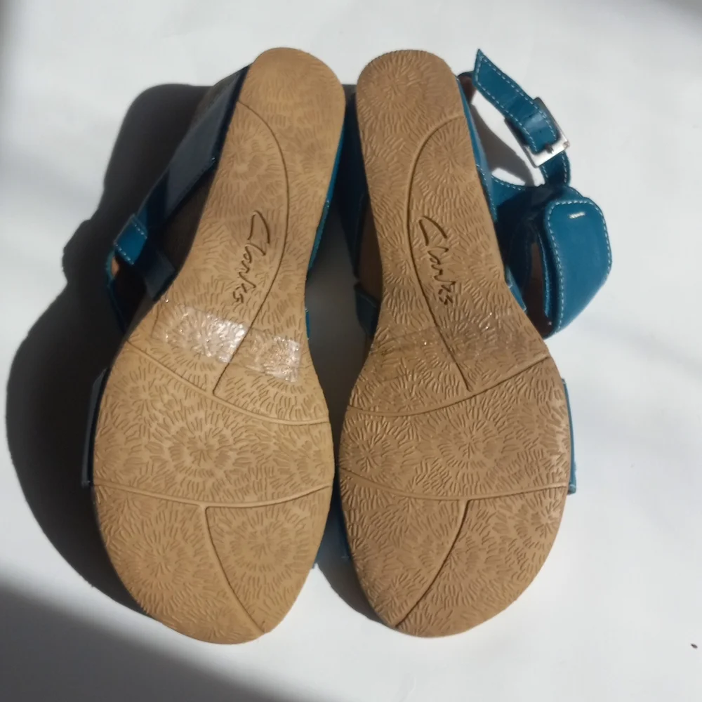 NWOT CLARKS LEATHER STRAPPY SANDALS
